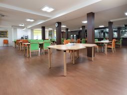 広々とした明るいダイニング