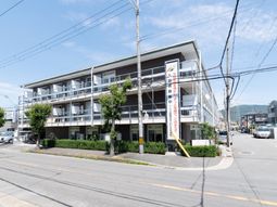 明るい外観の建物