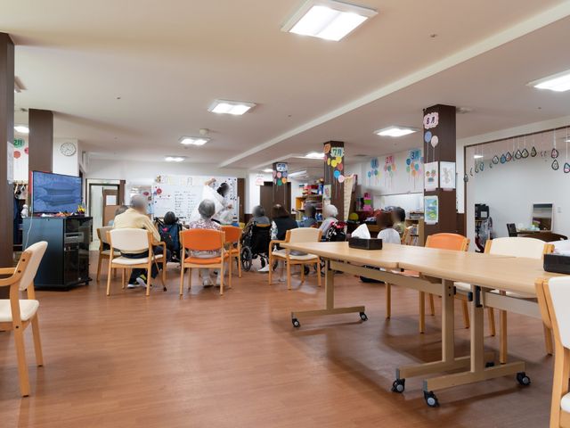 共有スペースの様子 共有スペース お食事や交流の場となる広々とした食堂です。住まう方々が集い、様々な活動を楽しむ姿が見られます。
