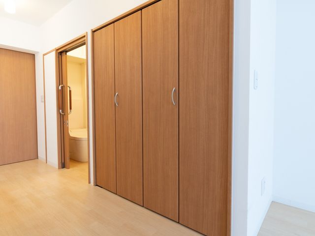 清潔感溢れるトイレ 居室 温かみのある色合いの木目調トイレは、清潔感が感じられ落ち着いた雰囲気を提供しています。使用しやすい工夫が施されており、快適な日々を支えます。