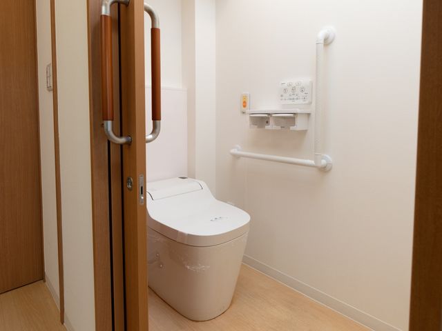 バリアフリートイレ トイレ 安全な支持棒が設置された清潔なトイレです。すべての方が利用しやすい工夫がされています。
