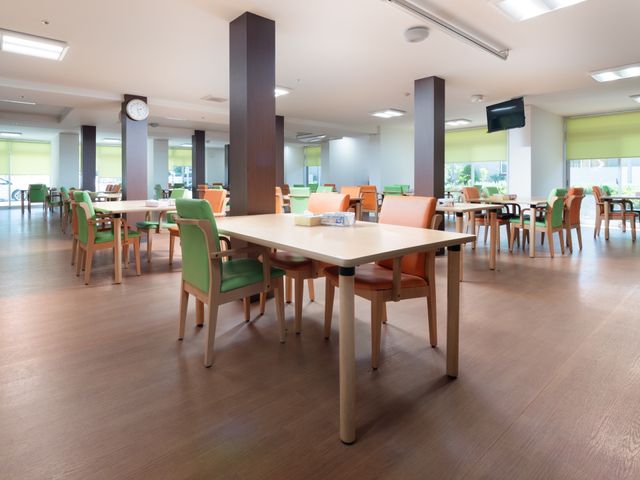 広々とした食堂の風景 食堂 開放的な空間で心地よい光が差し込む食堂です。色とりどりのイスが配置された、温かみのあるデザインが特徴です。