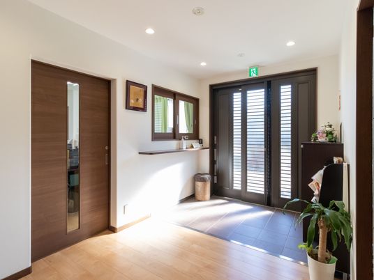 エントランスの明るい風景