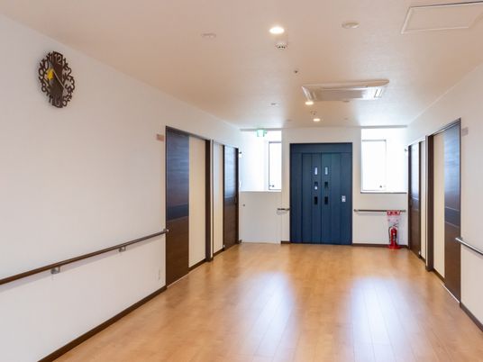 廊下の明るいイメージ