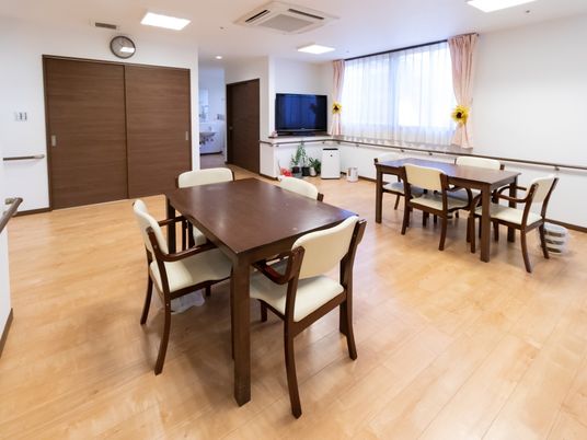 明るい食堂の様子