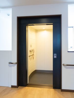 広々としたエレベーターの扉