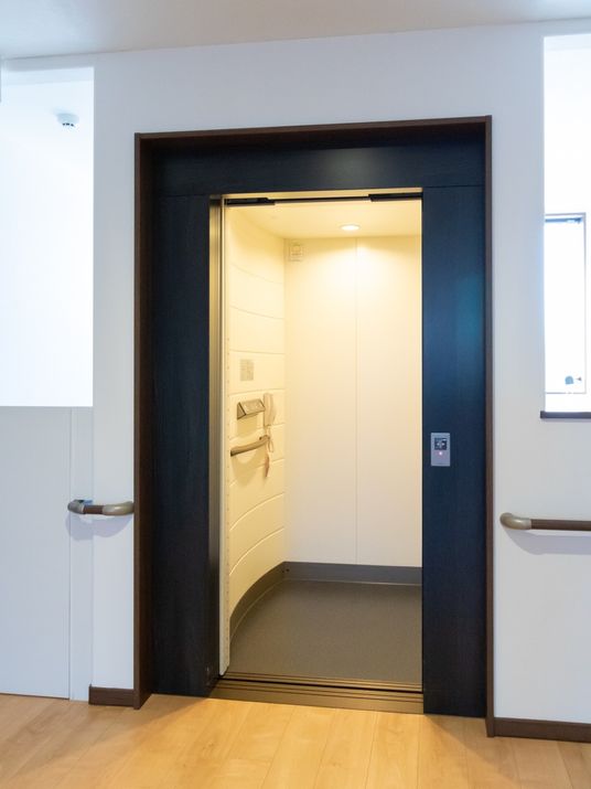 広々としたエレベーターの扉