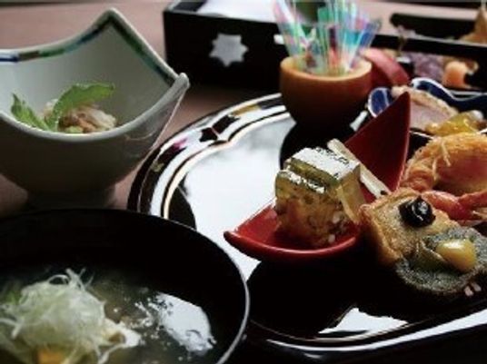配膳された和食料理