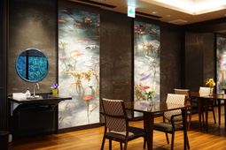 壁画が印象的なダイニング