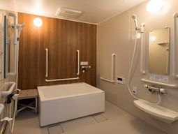 清潔なバリアフリー浴室