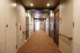 暖かみのある廊下デザイン