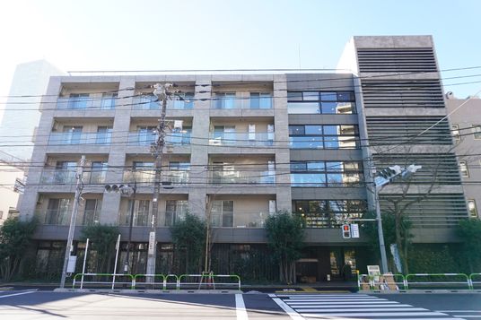 都会のモダンな外観