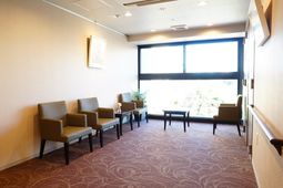 待合室の椅子と窓