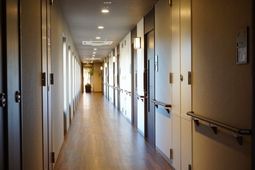 木目調の明るい廊下