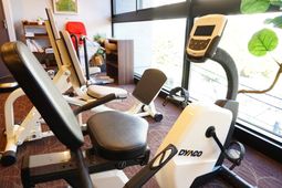 トレーニング機器と緑の葉