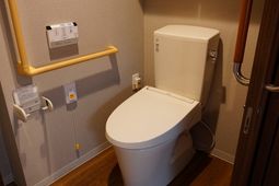 トイレの設備と安全バー