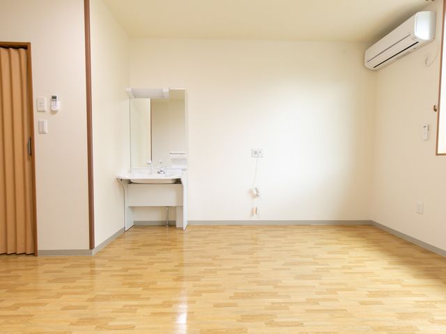 居室の空間と設備 居室 ゆとりある居室は、清潔感に溢れ心地良い空間を提供しています。エアコンや洗面台も完備し、快適な生活をサポートします。