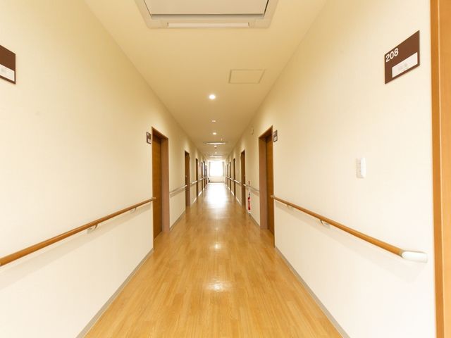 きれいな廊下 廊下 広々とした廊下には手すりが取り付けられ、安全にお過ごしいただける設計になっております。デザインも温かみのある木目調で統一されています。