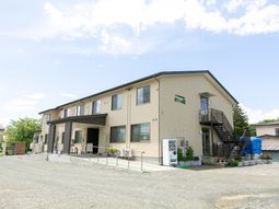 明るい日差しの外観