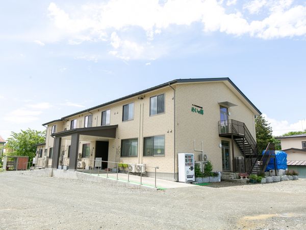明るい日差しの外観