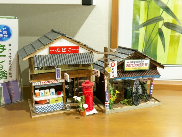 手作りのミニチュア模型 作品 細部にまでこだわった精巧な手作り模型が展示されており、訪れた人々の心を和ませるアイテムです。