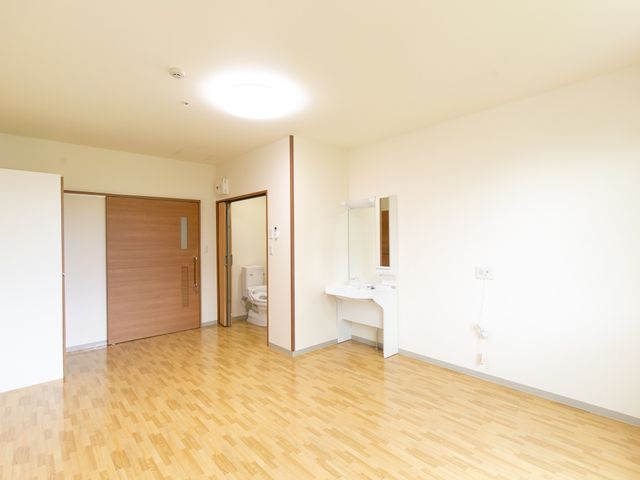 居室の広々とした空間 居室 清潔で明るい個室は、プライバシーを大切にしながら快適に過ごせる設計となっています。