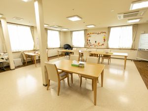 多目的スペースの広々とした居室