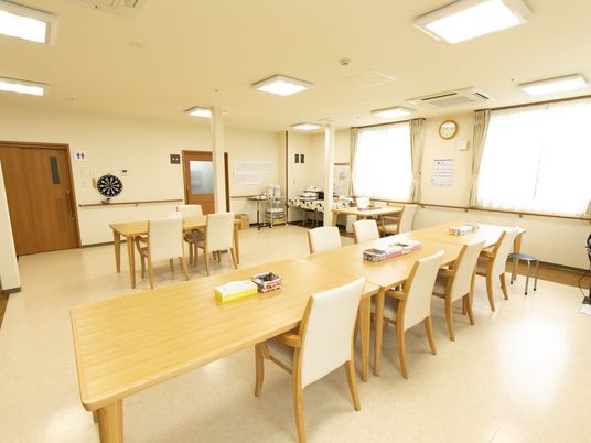 多目的スペースの明るい部屋