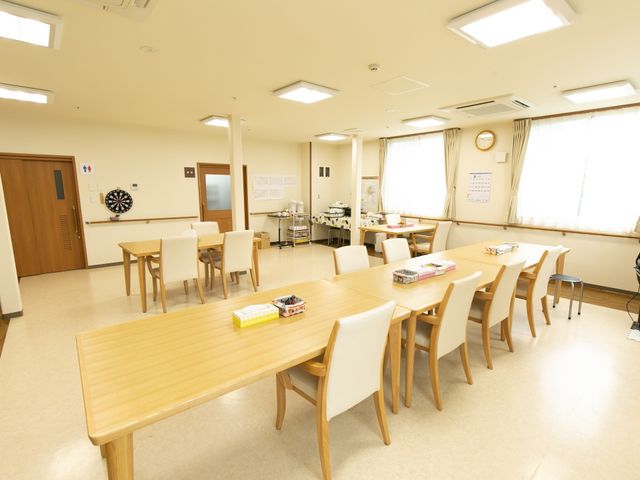 多目的スペースの明るい部屋 共有スペース ここはたくさんのイベントやアクティビティが行われる多目的スペースです。柔らかな日差しの中で、楽しみながらご自身のスキルアップにも励めます。