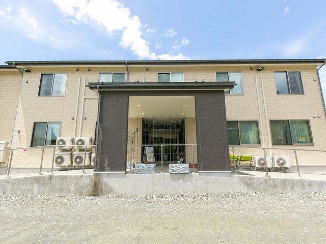 明るい施設の外観 外観 モダンなデザインの建物入口です。こちらの快適な環境で、あたたかな対応を提供するお仕事ができます。