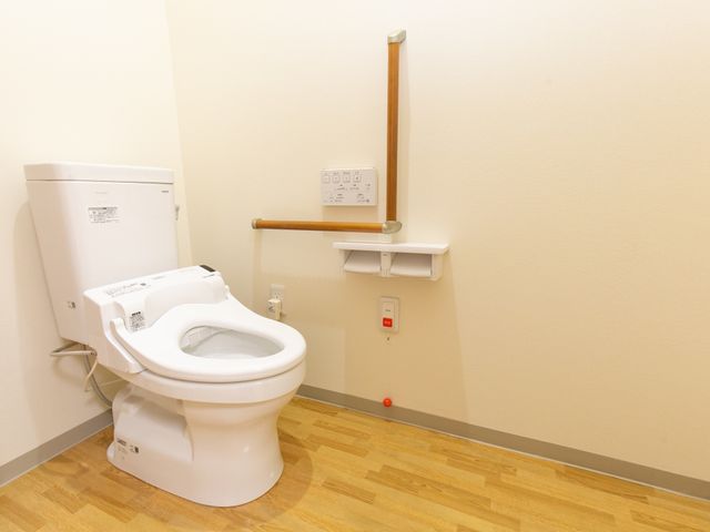 バリアフリー対応のトイレ トイレ 安心してご使用いただける、手すり付きの清潔なトイレです。安全と利便性が両立した環境を整えています。