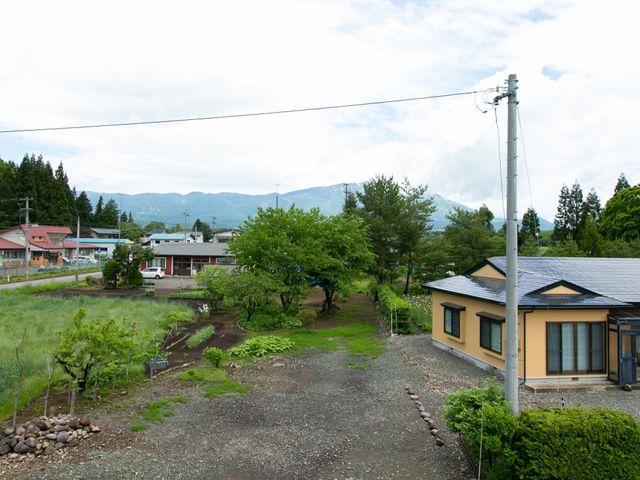 緑豊かな庭園風景 ベランダ 山々を望む庭では、四季折々の自然と触れ合いながらリラックスいただけます。緑に囲まれた環境で穏やかな時間をお過ごしいただけるでしょう。