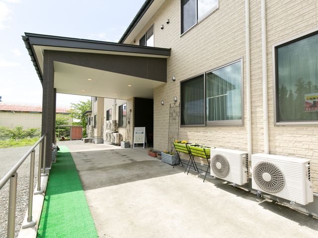 明るい建物のエントランス 外観 ゆったりとしたエントランスは、心地よい出迎えとなることでしょう。清潔感のある外観が訪れる方を穏やかに迎え入れます。