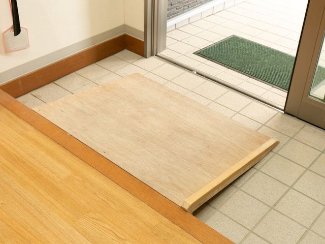 スロープのあるエントランス 玄関 スムーズな移動を支援するスロープが備わっており、誰もが安全に出入りできる配慮がされています。