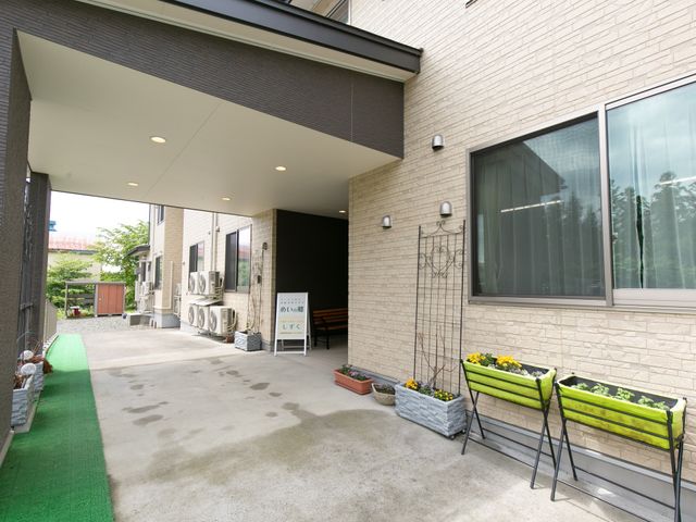 明るいエントランス風景 外観 ゆとりあるエントランスには、お花が添えられ、訪れる方をやさしく迎えています。スタッフによる心温まるおもてなしを体感いただける場所です。