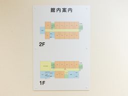 案内図が掲示された壁