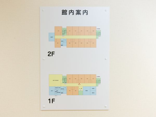 案内図が掲示された壁