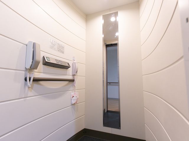 清潔なエレベーター内部 エレベーター 広々としたエレベーターはバリアフリー設計となっており、すべての方が快適に移動できる設備です。