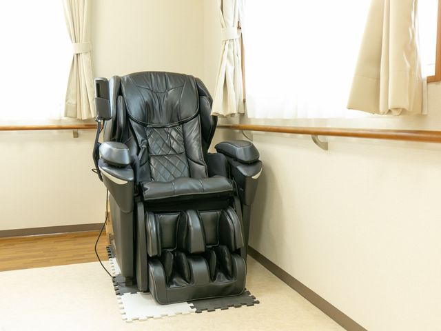 黒いマッサージチェアの居室 マッサージチェア リラックスできる黒いマッサージチェアが設置された居室です。ゆったりとした時間を過ごしながら、くつろぎのひとときを提供します。