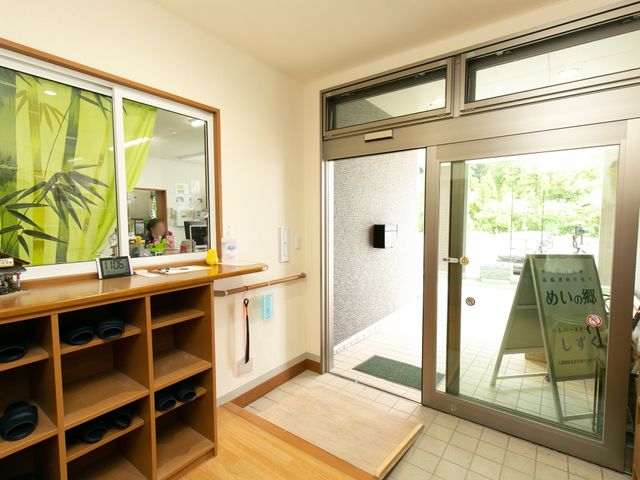明るいエントランスの風景 玄関 広々とした入口は自動ドアで、スタッフの笑顔が迎えてくれる快適な環境です。天気の良い日は外の緑も楽しめます。