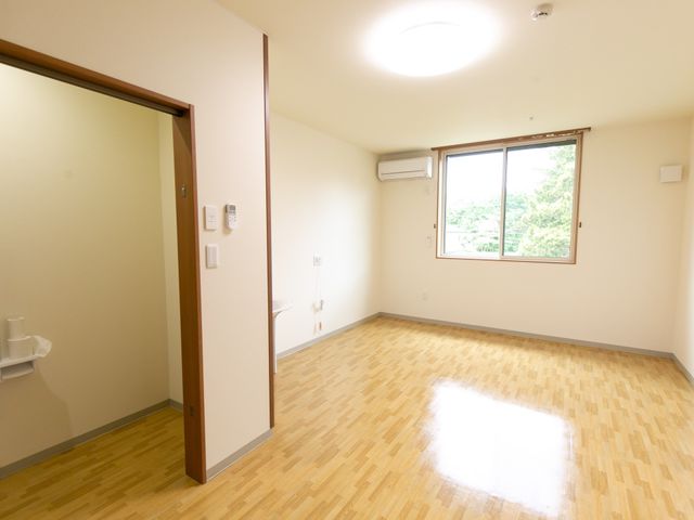 広々とした明るい居室 居室 日当たりの良い、広々とした空間のある居室です。自分らしい生活を送るための、ゆとりと静けさをお楽しみいただけます。