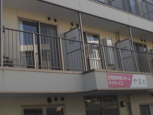 バルコニー付きの建物外観