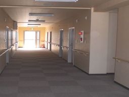 明るい廊下と扉たち