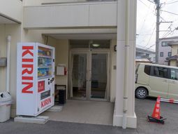 エントランス周辺と自動販売機