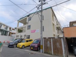 明るい外観の建物