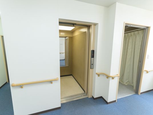 エレベーターと部屋の入口