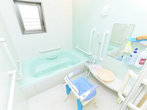 明るい手すり付き浴室