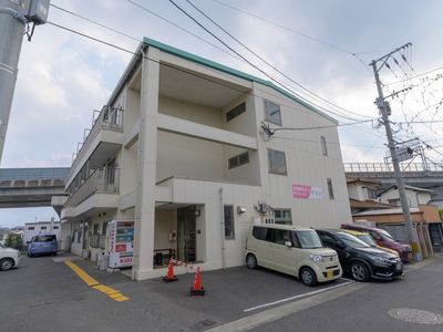 建物の外観と駐車場