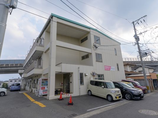 建物の外観と駐車場