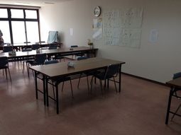 多目的室内のテーブルとイス